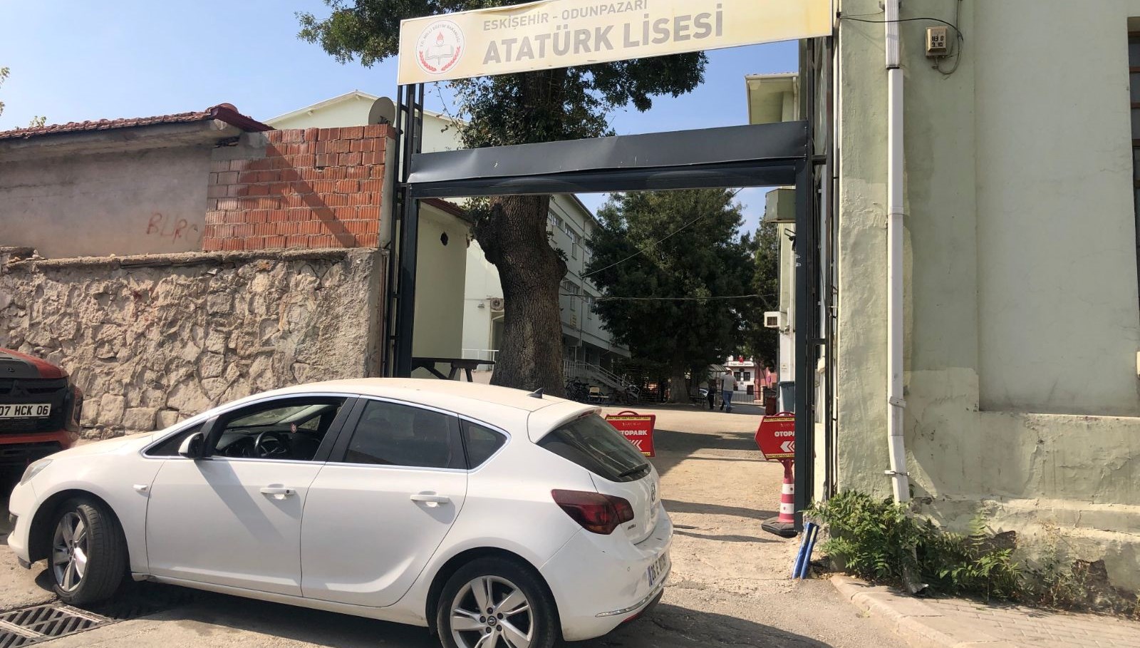 Kamyon kasasının takıldığı okul kapısında zarar oluştu