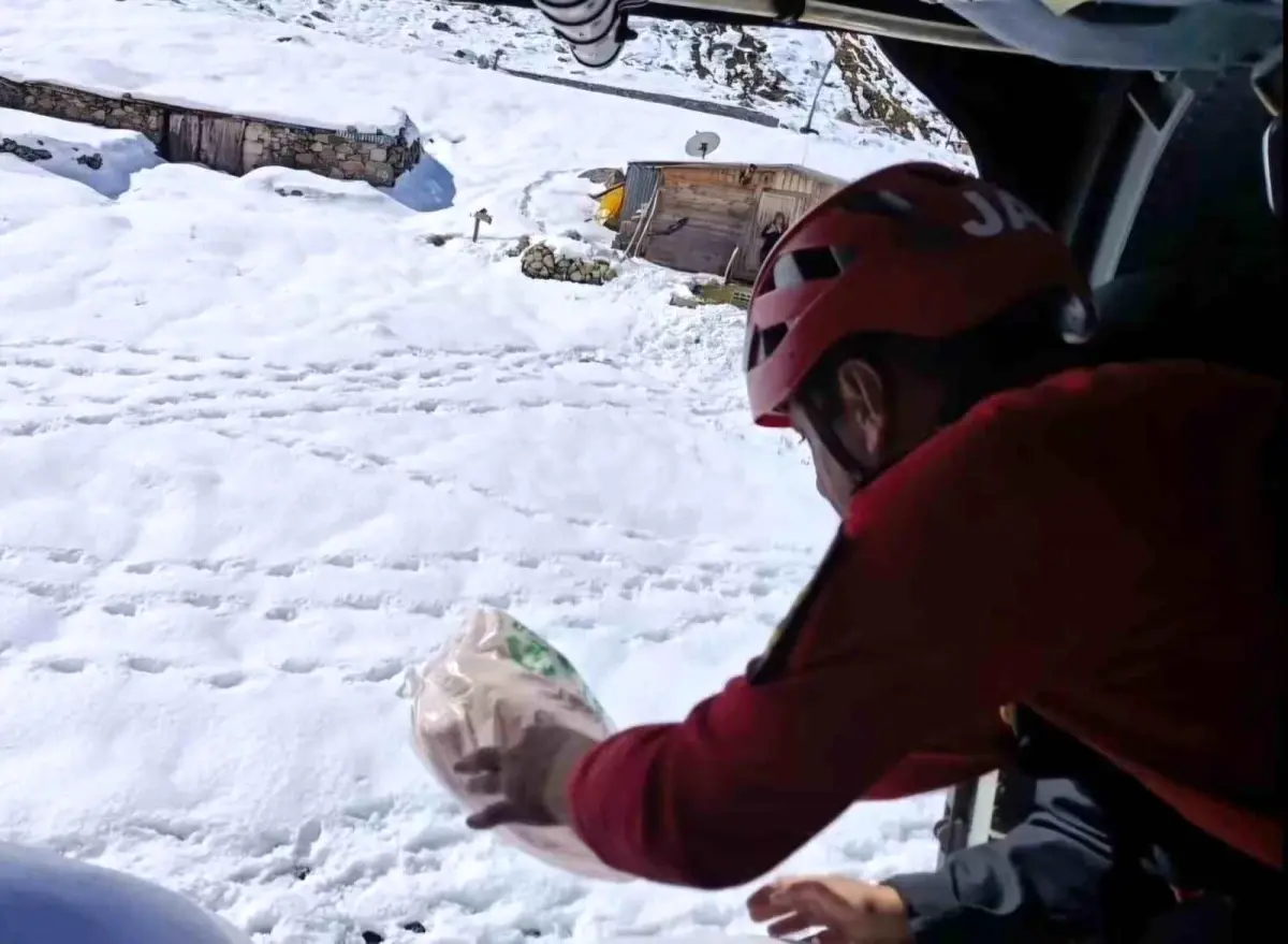 Rize’de Yaylalara Helikopterle Yardım
