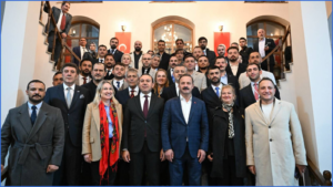anahtar parti genel baskani agiralioglundan bahceliye bir kurucu onder var o da mustafa kemal ataturk MsLJj3Ed.png