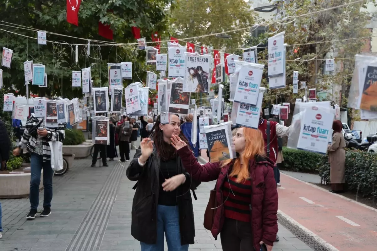 Kocaeli Kitap Fuarı’nda 5 Bin Kitap Ağaçlara Asıldı