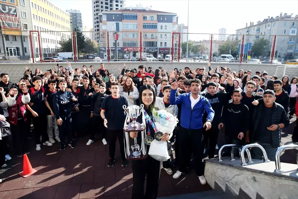 Şampiyon Kick Boksçu’ya Sürpriz Karşılama