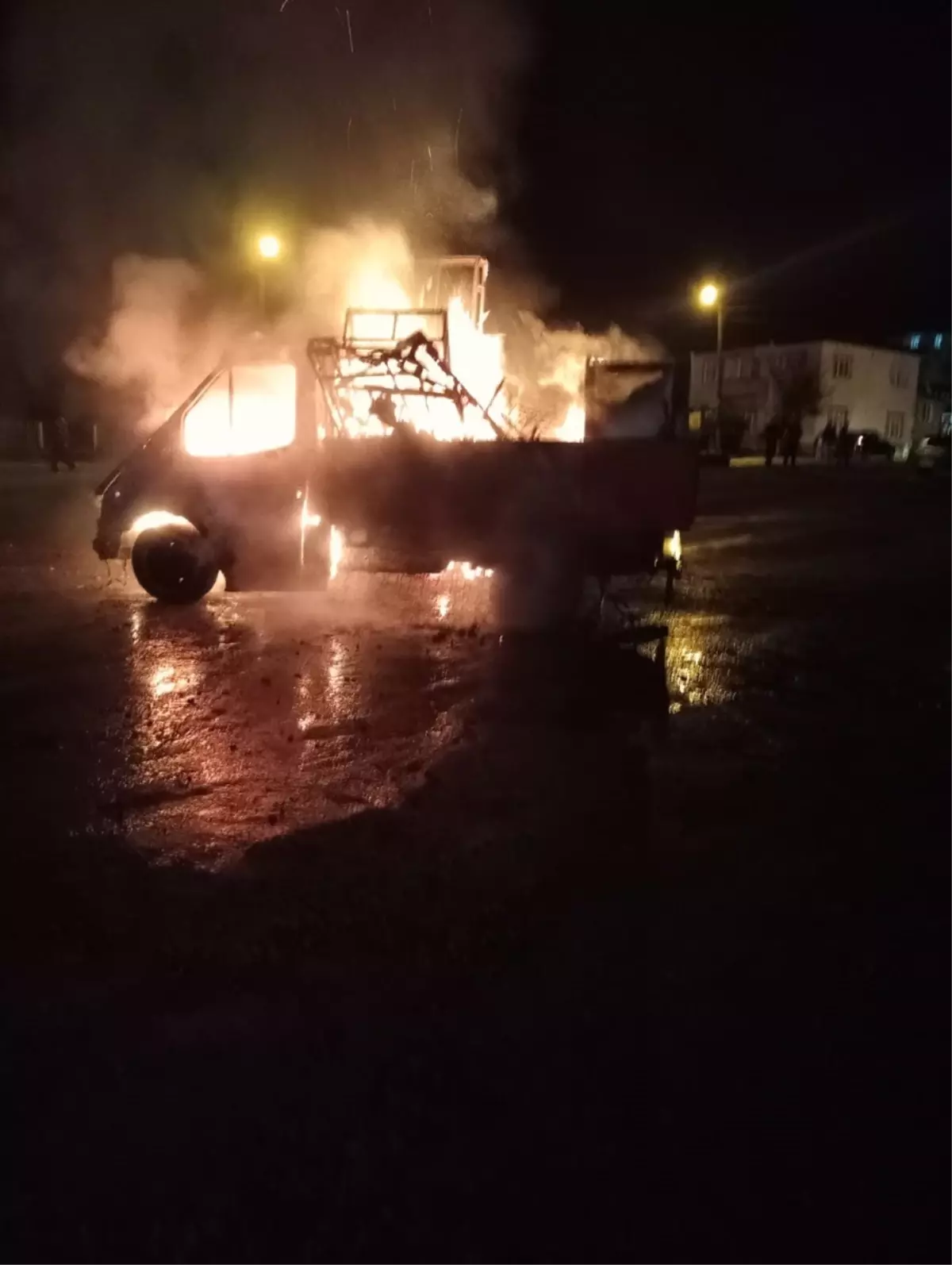 samsunda park halindeki arac yandi CNgLOwNf.jpg