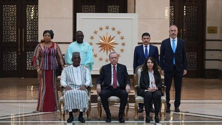 erdogan 5 ulkenin buyukelcisini kabul etti k3Y4TBCl.jpg