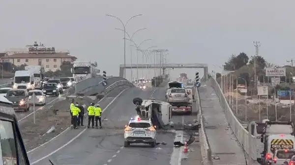 hatayda feci kaza minibus ile otomobil carpisti cok sayida yarali var UaGLRyLP.jpg