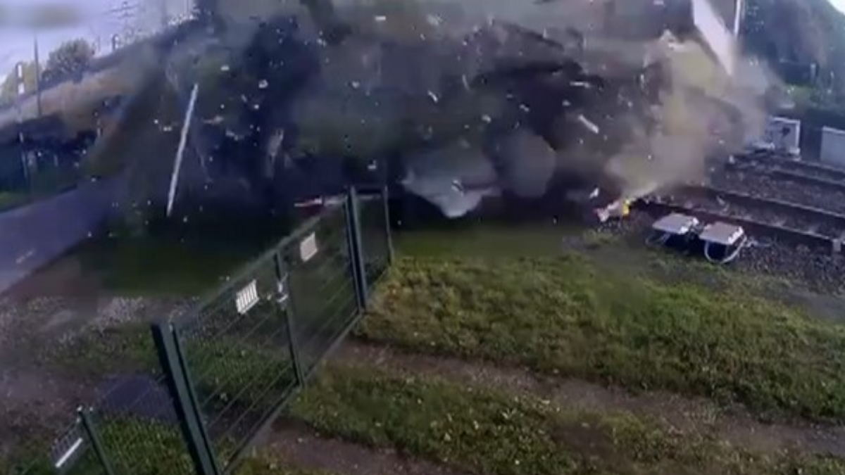 hollandada yolcu treni hemzemin gecitte tira carpti kBr82v6p.jpg